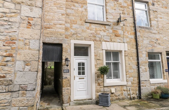 ERMYSTED'S COTTAGE, with a garden in Skipton