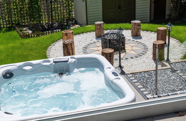 Eryri Family Retreat in Dolgellau, hot tub, fire pit, cinema room and much more!