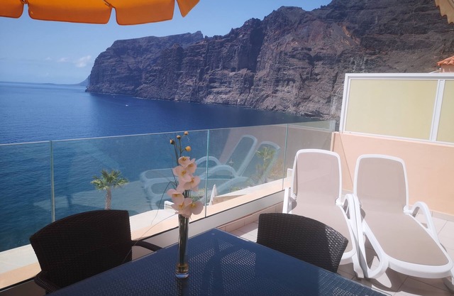 APPARTEMENT ENSOLEILLÉ SPECTACULAIRE AVEC WIFI, PISCINE, CLIFF PANORAMIQUE ET VUE MER.