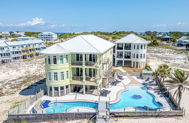 Escapades A2 - Sleeps 20 - Beachfront w/ Pool - Upper Unit