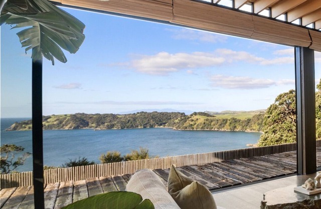 ESCAPE ON BELLE - Coast & Country