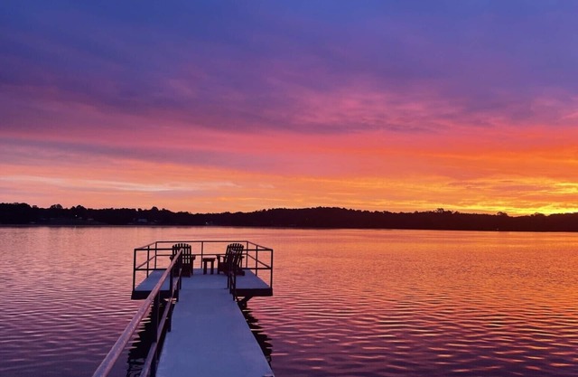 Escape on Lake Greenwood: Kayaks, Beach, Pier, Firepit, Putting Green, & More!