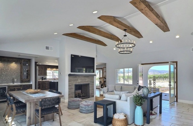 Escape to 3 Dogs Whining: Your Vineyard Retreat Just Minutes from Downtown!