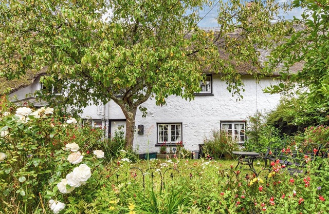 Escape to a charming thatched cottage in peaceful Jacobstowe.