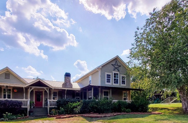 Escape to Farmhouse on 5 acres, 17 miles from Athens. Screened porch/hot tub.