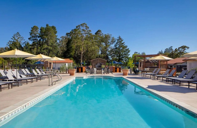 Escape to Nature: 3 Room with Resort Views | Enjoy Outdoor Fireplace