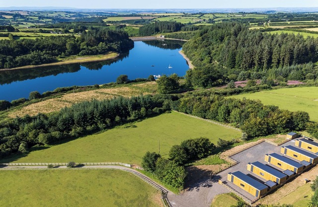 Escape to nature - stunning group lodges overlooking Wistlandpound Reservoir