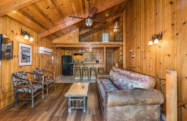 Escape to Picturesque Lakeside Haven Near the Famous Yosemite & Bass Lake Thrill