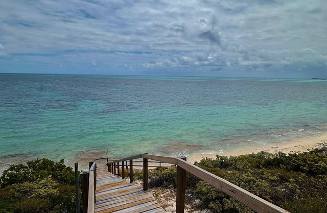 Escape to Serenity: Charming One Bedroom Villa with Private Beach Access!