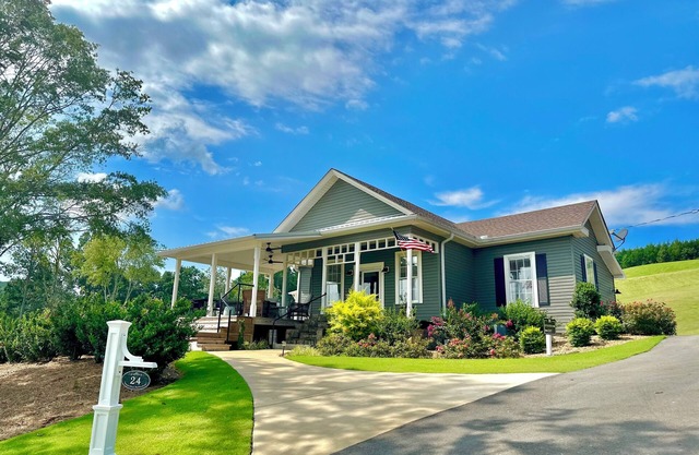 Spring Getaway at the 1930's Bungalow"Imperfect Perfection"-Pool, Kayaks, HotTub