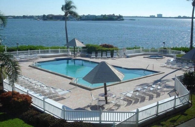Escape To Ce Front Condo pittoresque baie, parfait pour les couples ou les familles.