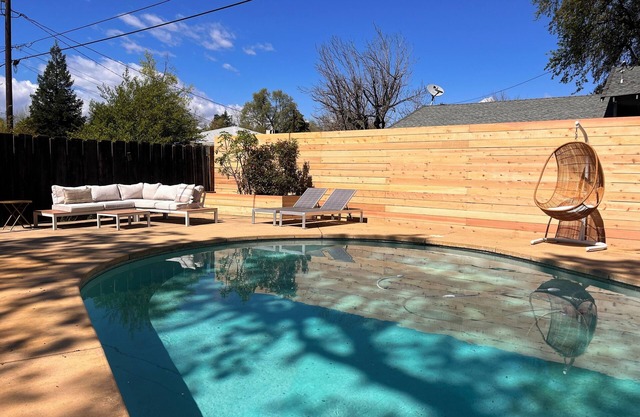 Évadez-vous dans cette maison 3 chambres à Redding avec piscine extérieure et spa