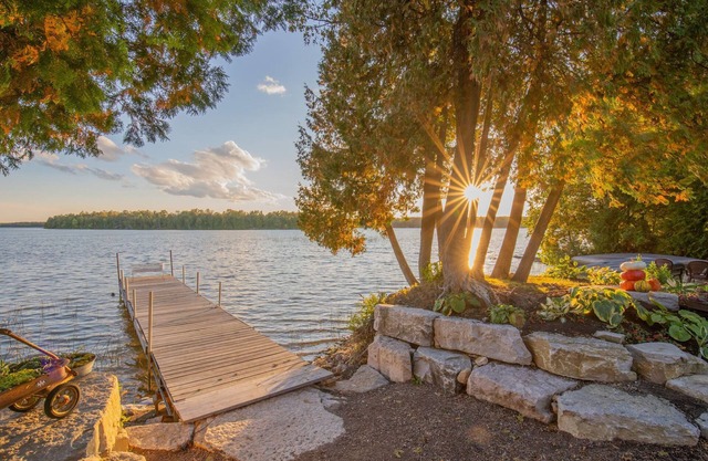 Façade d'eau du lac Kangourou, emplacement idéal pour les familles!