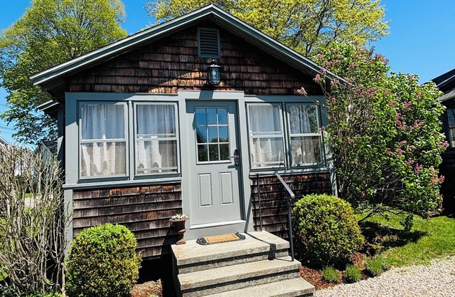 Upscale Bungalow. Walk to beach on historic tree lined street