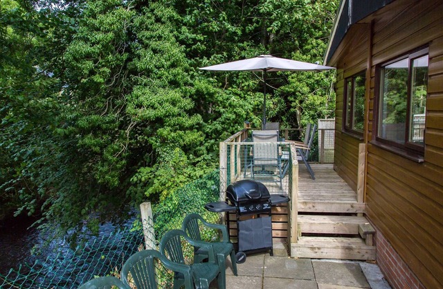 Lodge-(Sleeps up to 4)-Salle de bain privée séparée-Vue sur la rivière
