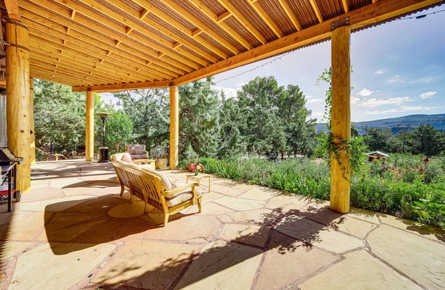 This farmhouse is a 2 bedroom(s), 1 bathrooms, located in Cornville, AZ.