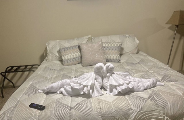 Essentials, Medical District, Pool, Golf, Gym, Wifi, TVs, WasherDryer, Clean