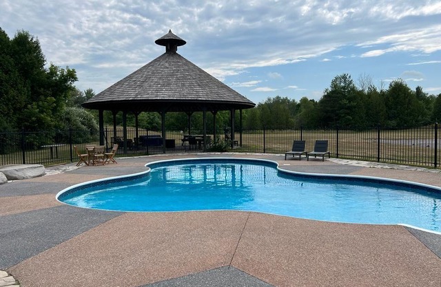 Estate by city of Cambridge on 5 acres, 6 bedrooms, pool, tennis court & more