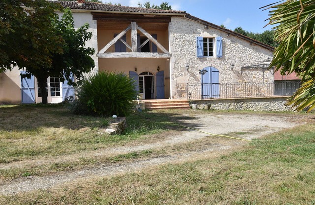 Domaine, jolie ferme 180m2 4 chambre avec sdd, piscine, bois et lac privé, pêche