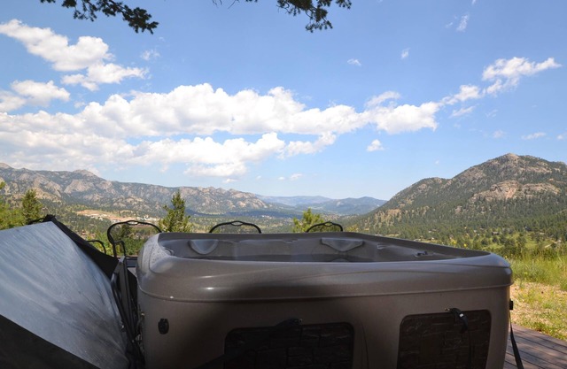 Estes Views Cabin - Cabin with huges views and a hot tub