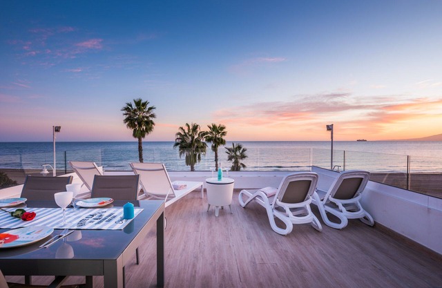 VILLA ESTRELLA DEL MAR EN PREMIÈRE LIGNE DE PLAGE À MALAGA CITY