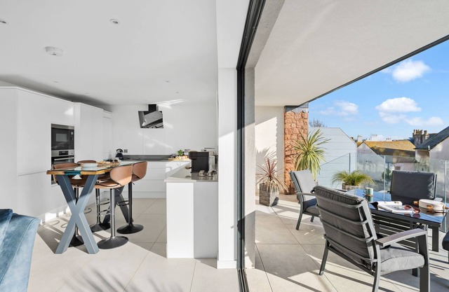 Estuary View - luxury apartment with views across the Teign Estuary
