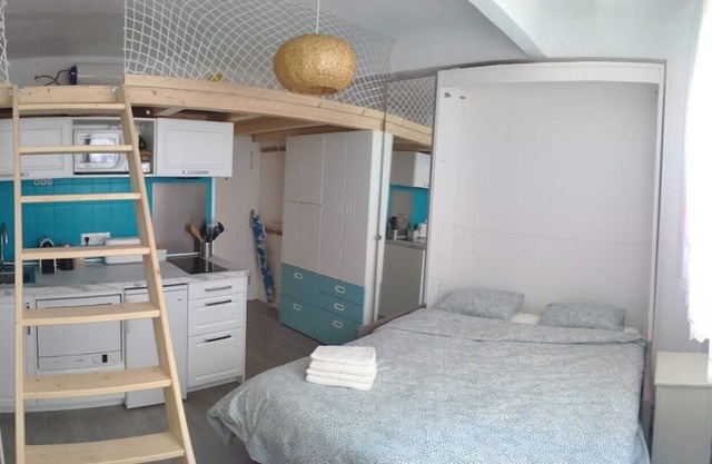 Estudio con altillo para una familia en Laredo