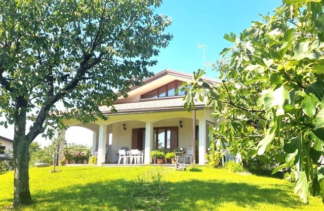 ETAGE DE 105 M2 INDEPENDANT BELLE VILLA AVEC GD JARDIN TERRASSE DE 2 A 6 PERS.