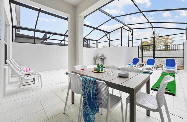 Ethan’s Escape | Cozy, chic retreat w/ island theme BR, pool - next to Universal