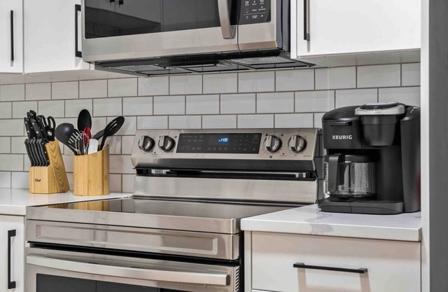 Ethereal Escape 2BR Suite Sleeps 6 AC near UofC
