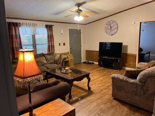 Eureka Springs Country 4bd 2ba Full House - Enjoy a Country Retreat near Beaver Lake and Dam, the White River and Eureka Springs Area
