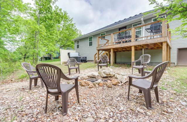 Eureka Springs Family Home - 1/2 Mi to Marina!