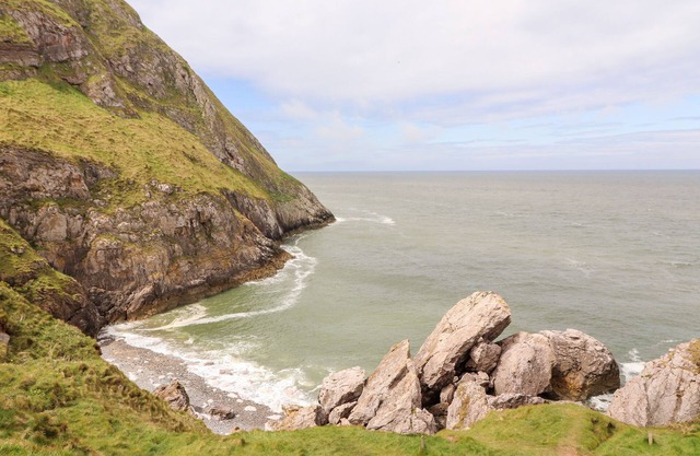 EURYN VIEW, family friendly, character holiday cottage in Llandudno