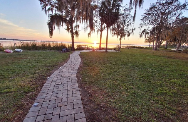 Eustis Fl- Lakefront Minie Ranch. Private ,fenced, off main drag, walk to town.