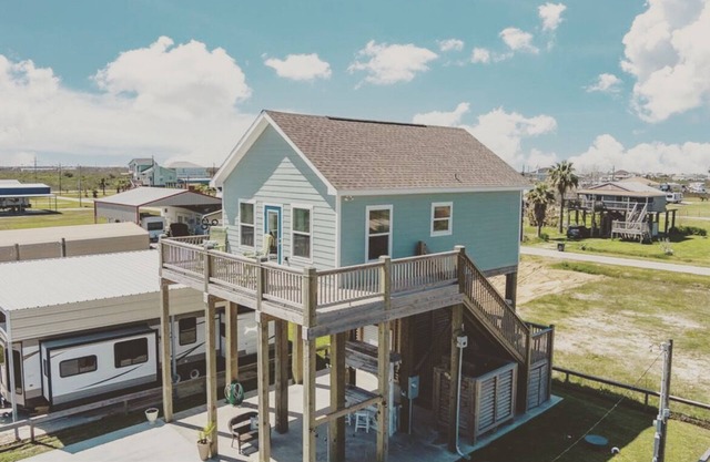 EV charger, stylish 1bdrm beach cottage sleeps 4, quiet walk to beach