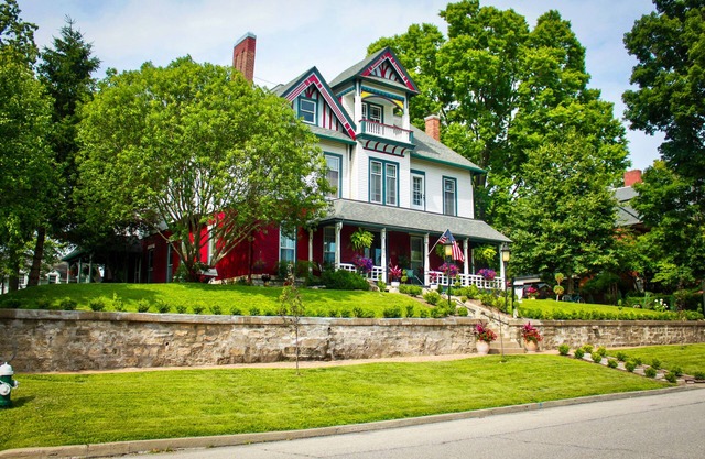 Evans Holly Grove Inn B&B