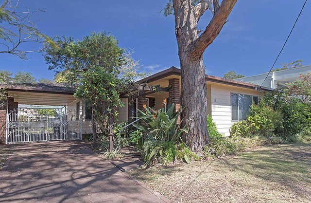 Evans Retreat cottage across the road from Sandy Point Beach