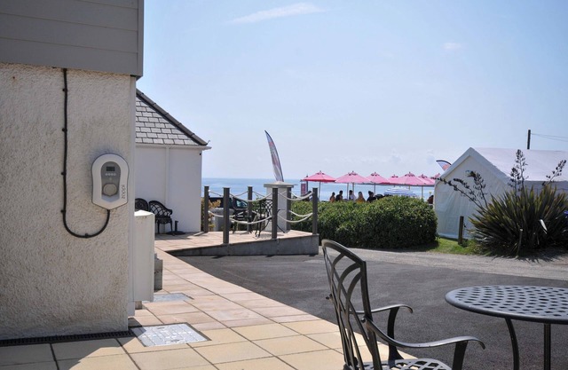 EVELYN, romantic, country holiday cottage, with a garden in Looe