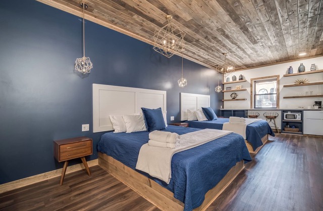 Event-Approved | Sleeps 14 | 6 Private Hotel Suites