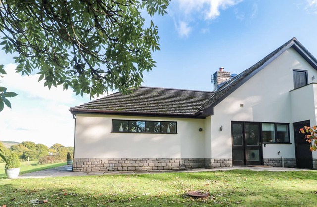 EVENTIDE - HILL VIEW, romantic, with a garden in Corfe Castle