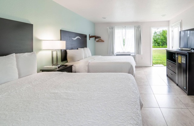 Everglades City Motel - Queen Room, 2 Beds, Back Door