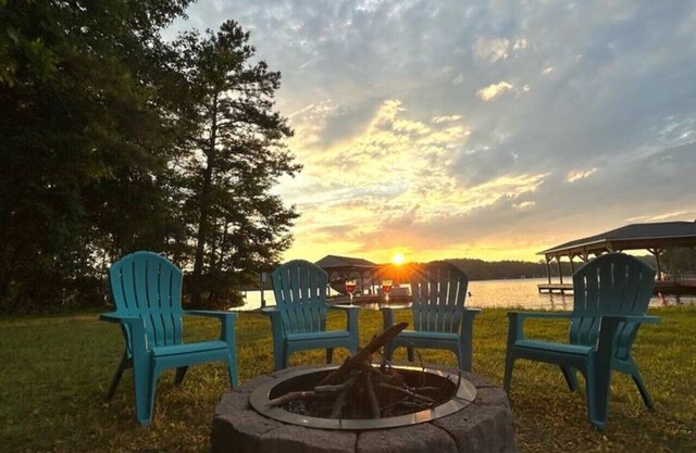 Evergreen Escape- Waterfront Home, Kayaks, Updated