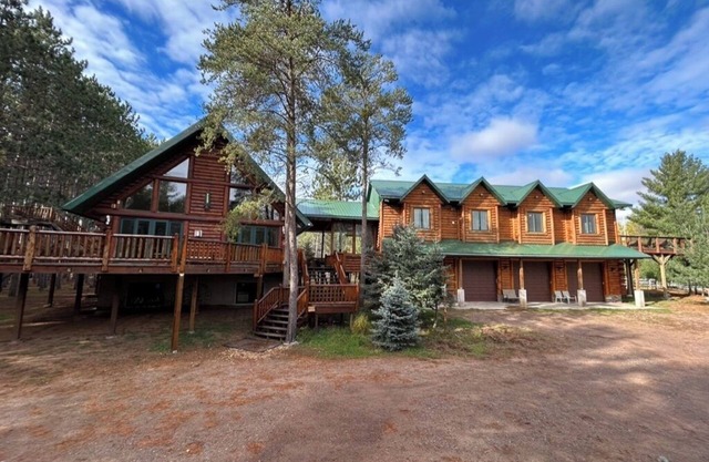 Evergreen Haven Lodge and Bunkhouse, RELAX and RETREAT