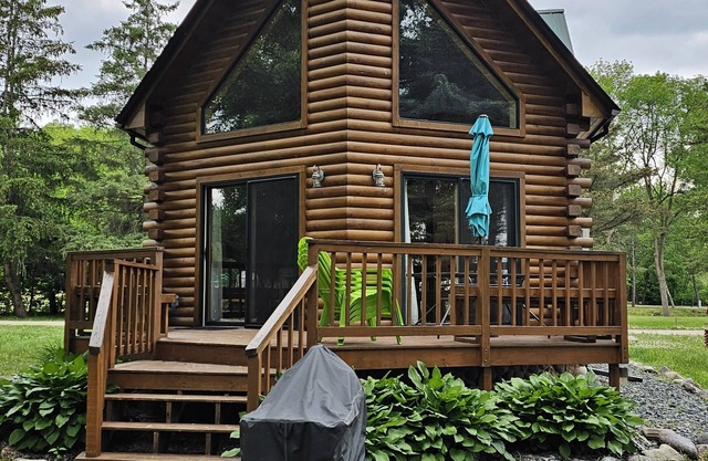 Cabane en rondins de luxe au bord de l'eau