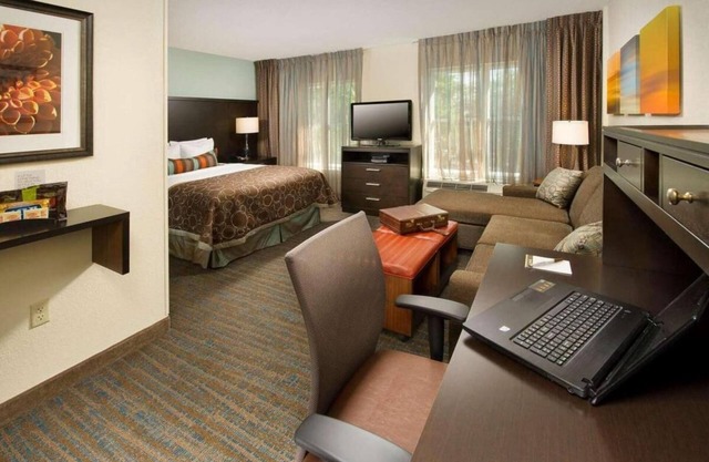 Comfort and Relaxation! Outdoor Pool, Free Breakfast, Pet-friendly Property!