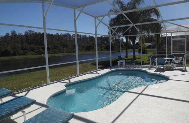 Ex Show Home Villa, face au lac, piscine privée, salle de jeux et wi-fi gratuit