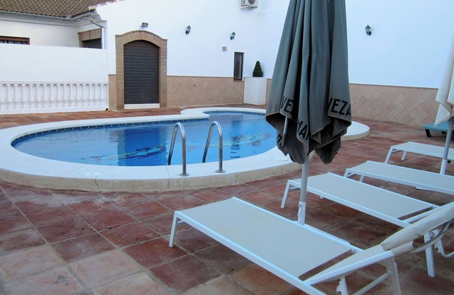 Excellente propriété spacieuse et bien située pour 5, piscine privée, a / c, internet.