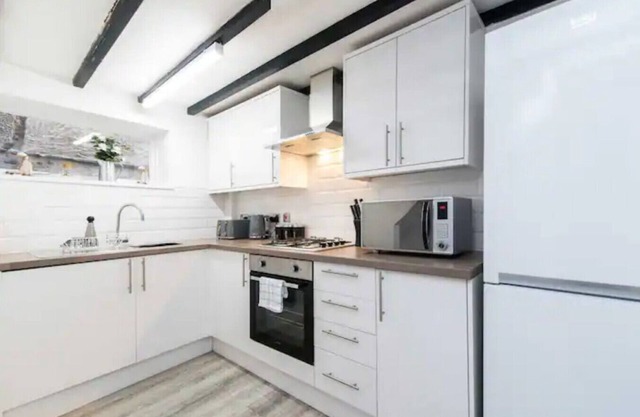 Excellent 3 bedroom House - Close To Airport