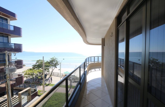 Excellent apt. erm propriété en bord de mer à Meia Praia - la meilleure plage de S.C.