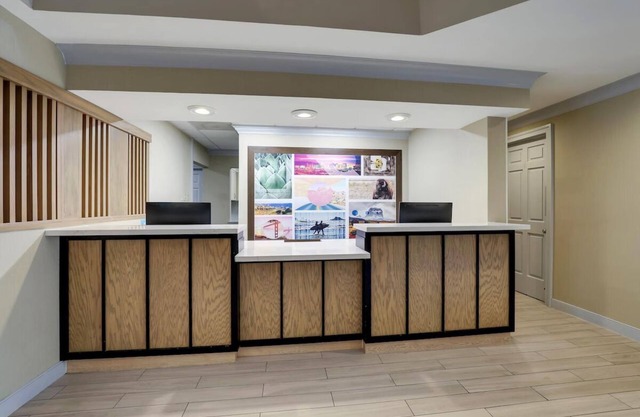 Excellent Choice! Spacious Unit with Full Kitchen, with Outdoor Pool!